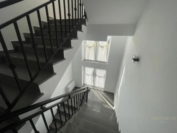Tirane, jepet me qera Vile 3 Katshe Kati 3, 590 m² 2.500 € (TEG)