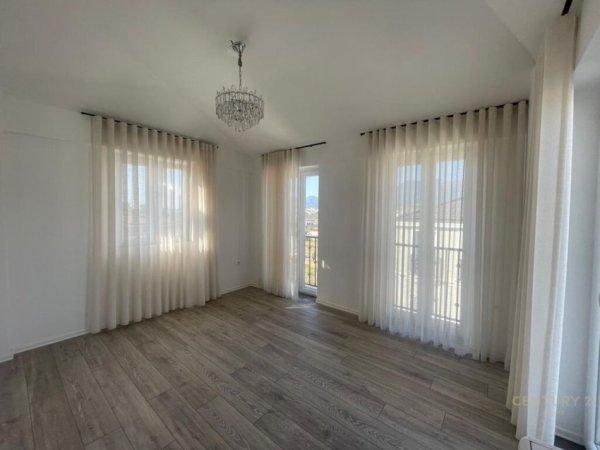 Tirane, jepet me qera Vile 3 Katshe Kati 3, 590 m² 2.500 € (TEG)