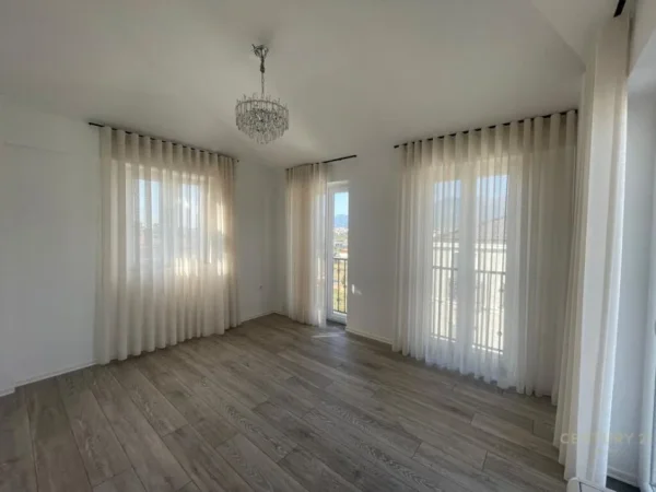 Tirane, jepet me qera Vile 3 Katshe Kati 3, 590 m² 2.500 € (TEG)