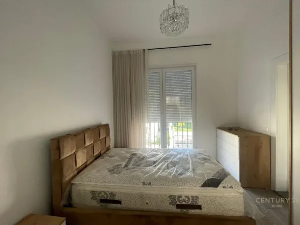 Tirane, jepet me qera Vile 3 Katshe Kati 3, 590 m² 2.500 € (TEG)