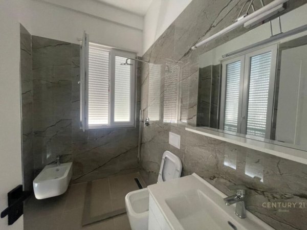 Tirane, jepet me qera Vile 3 Katshe Kati 3, 590 m² 2.500 € (TEG)