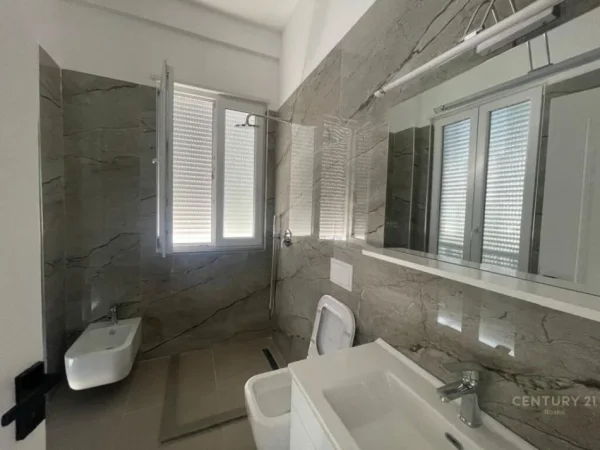 Tirane, jepet me qera Vile 3 Katshe Kati 3, 590 m² 2.500 € (TEG)