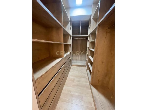 Tirane, jepet me qera apartament 2+1+Aneks+Ballkon Kati 4, 89 m² 1.100 € (LIQENI I THATE)