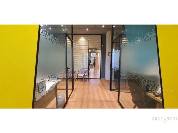Tirane, jepet me qera zyre Kati 0, 200 m² 3.000 € (Kopshti Zoologjik)