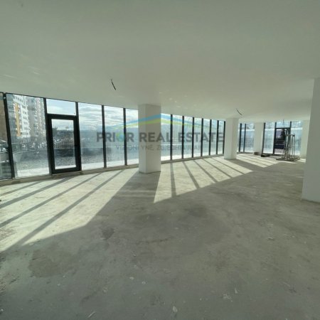 Tirane, jepet me qera lokal Kati 1, 403 m² 4.500 € (Lake View)