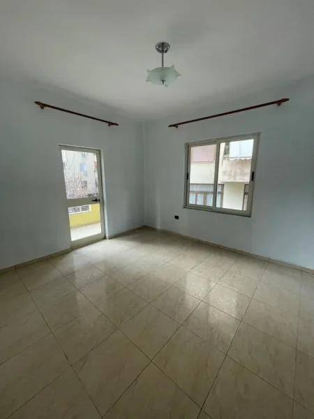 Tirane, jepet me qera zyre Kati 3, 156 m² 1.200 € (KOMUNA E PARISIT)