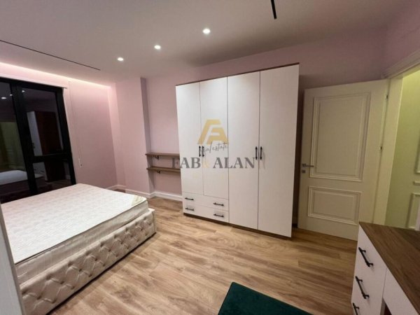 Tirane, jepet me qera apartament 3+1+2 Kati 7, 1.000 € (Porcelan, prane Universitetit Europian te Tiranes)