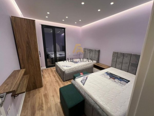 Tirane, jepet me qera apartament 3+1+2 Kati 7, 1.000 € (Porcelan, prane Universitetit Europian te Tiranes)