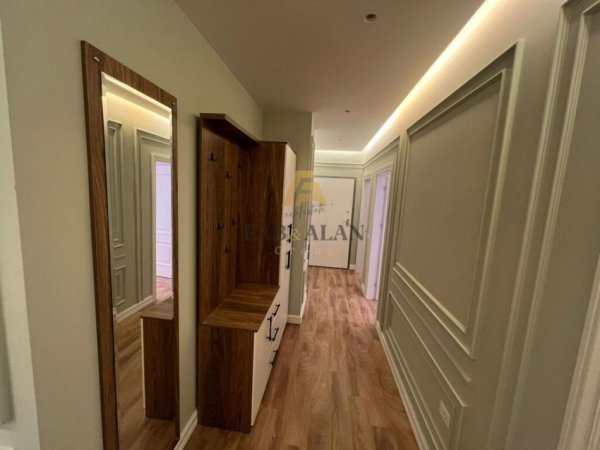 Tirane, jepet me qera apartament 3+1+2 Kati 7, 1.000 € (Porcelan, prane Universitetit Europian te Tiranes)