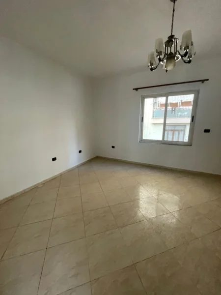 Tirane, jepet me qera zyre Kati 3, 156 m² 1.200 € (KOMUNA E PARISIT)