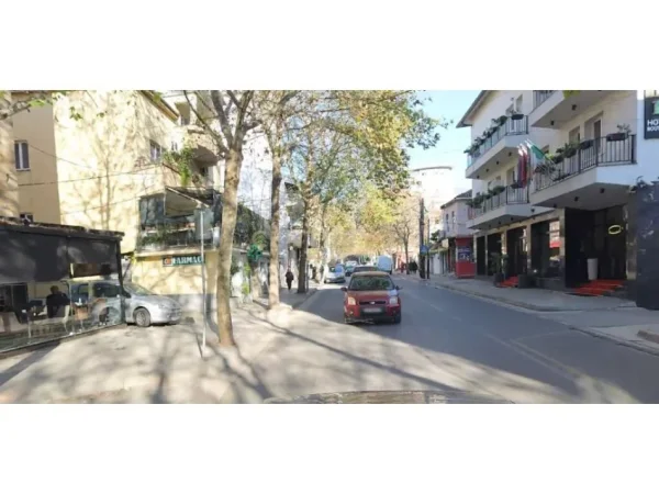 Tirane, jepet me qera ambjent biznesi Kati 0, 219 m² 3.900 € (XHAMLLIK)