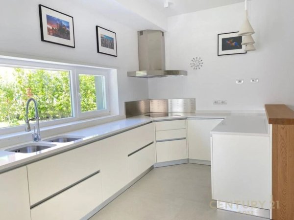 Tirane, jepet me qera Vile 3 Katshe Kati 3, 535 m² 5.000 € 