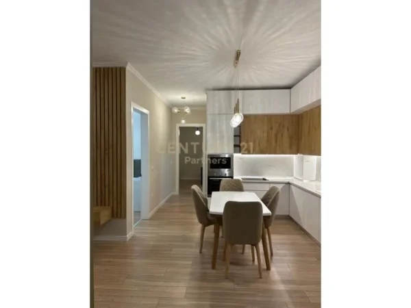Tirane, jepet me qera apartament 2+1+Aneks+Ballkon Kati 3, 134 m² 1.300 € (KOMPLEX DELIJORGJI)