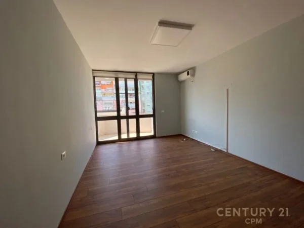 Tirane, jepet me qera zyre Kati 5, 130 m² 1.200 € (Bllok)