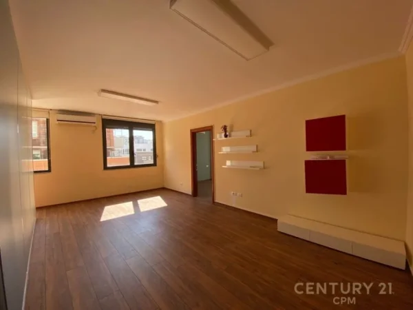 Tirane, jepet me qera zyre Kati 5, 130 m² 1.200 € (Bllok)
