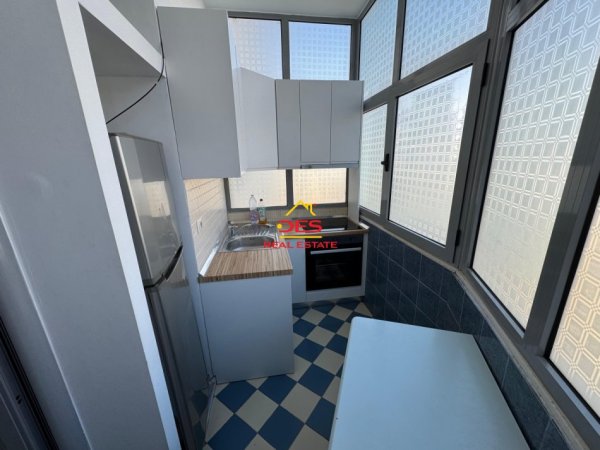 Vlore, jepet me qera apartament 1+1+Ballkon Kati 6, 70 m² 300 € (Rruga Gjergj Arianiti)