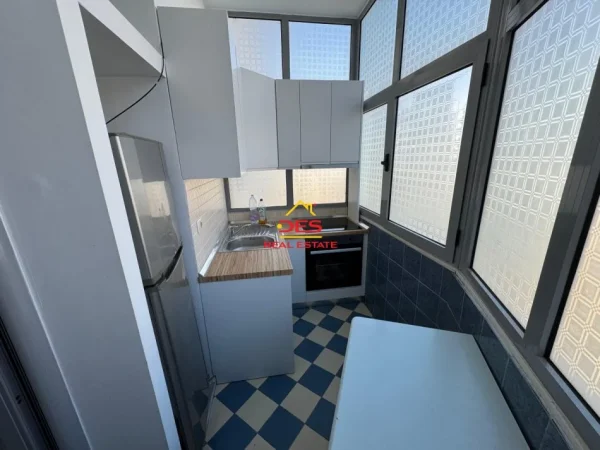 Vlore, jepet me qera apartament 1+1+Ballkon Kati 6, 70 m² 300 € (Rruga Gjergj Arianiti)