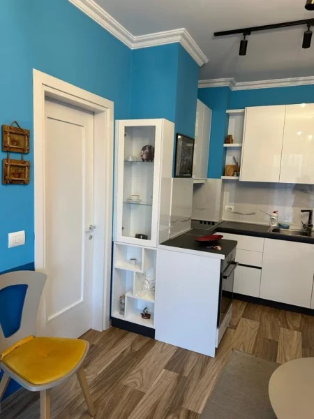 Tirane, jepet me qera apartament 2+1 , 80 m² 600 € (Hotel Mondial)