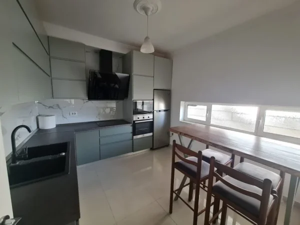 Tirane, jepet me qera apartament 2+1 Kati 2, 127 m² 800 € (Kopshti Botanik,tek Xhamia)