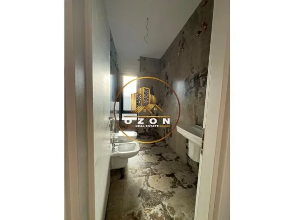 Apartament 2+1+2 për qira, i pa banuar më parë tek ish Sheshi Shqiponja!