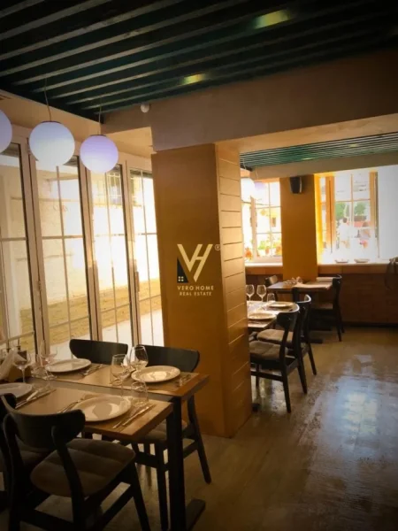 Tirane, jepet me qera bar-resorant Kati 0, 157 m² 2.200 € (RRUGA E DURRESIT)