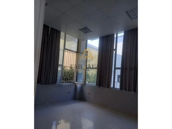 Tirane, jepet me qera dyqan Kati 0, 175 m² 1.000 € (Fushe Mezez)