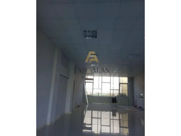 Tirane, jepet me qera dyqan Kati 0, 175 m² 1.000 € (Fushe Mezez)