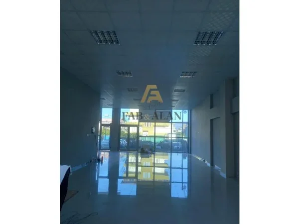 Tirane, jepet me qera dyqan Kati 0, 175 m² 1.000 € (Fushe Mezez)