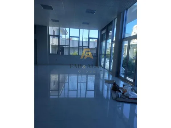 Tirane, jepet me qera dyqan Kati 0, 175 m² 1.000 € (Fushe Mezez)