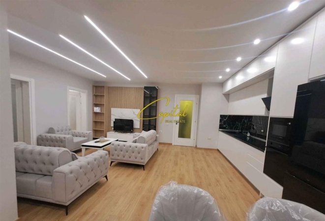 Tirane, jepet me qera apartament 2+1 Kati 3, 95 m² 650 € (KODRA E DIELLIT)