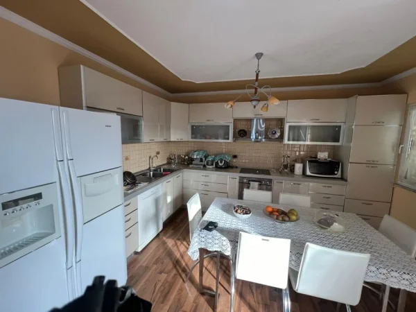 Durres, shitet apartament 3+1+Aneks+Ballkon Kati 5, 160 m² 140.000 € (Fusha e Reres)