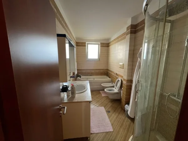 Durres, shitet apartament 3+1+Aneks+Ballkon Kati 5, 160 m² 140.000 € (Fusha e Reres)