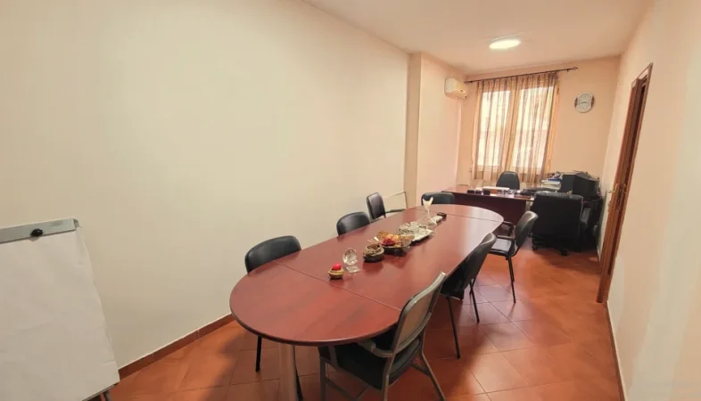 Tirane, jepet me qera zyre Kati 5, 52 m² 600 € (Drejtoria e Policise)