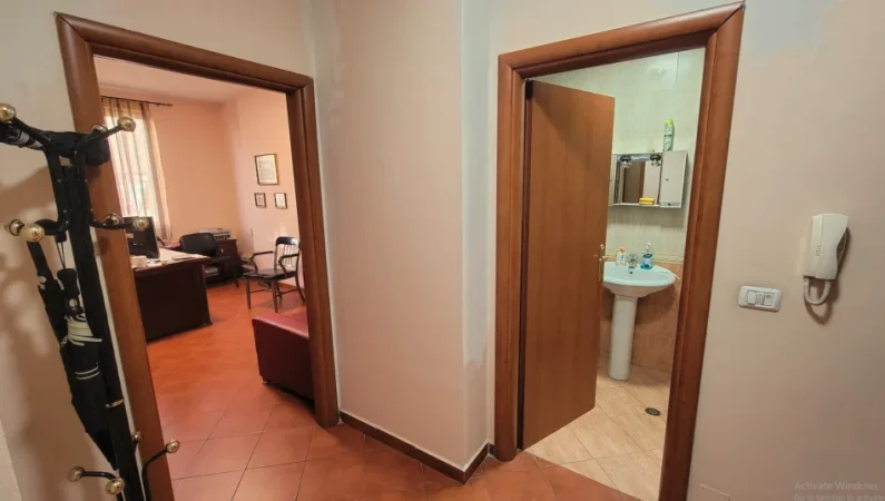 Tirane, jepet me qera zyre Kati 5, 52 m² 600 € (Drejtoria e Policise)