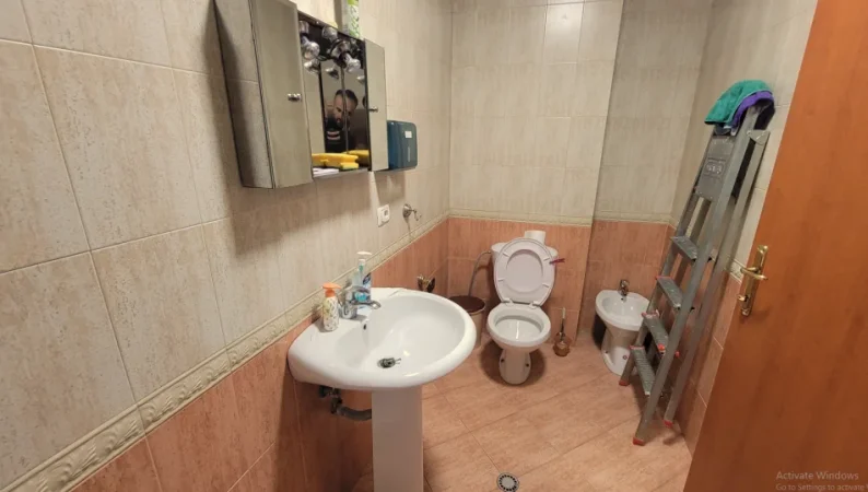 Tirane, jepet me qera zyre Kati 5, 52 m² 600 € (Drejtoria e Policise)