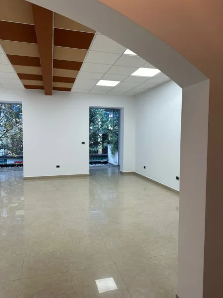 Tirane, jepet me qera ambjent biznesi Kati 2, 100 m² 950 € (Bllok)