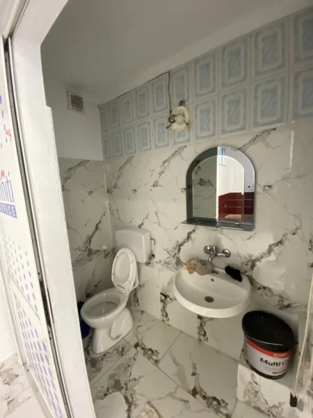 Durres, jepet me qera dyqan Kati 0, 60 m² 1.000 € (Rruga Aleksander Goga)