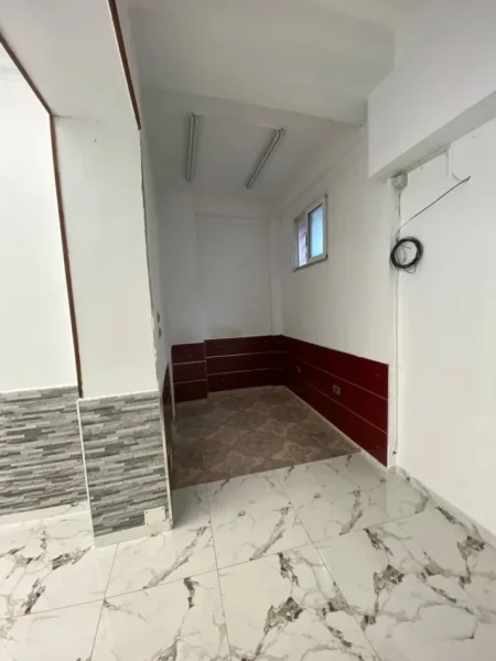 Durres, jepet me qera dyqan Kati 0, 60 m² 1.000 € (Rruga Aleksander Goga)