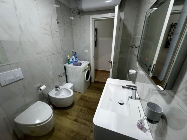 Tirane, jepet me qera 2+1 Kati 4, 156 m² 1.000 € (Selvia)