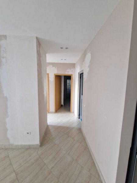 Durres, jepet me qera apartament 3+1+Aneks+Ballkon Kati 7, 100 m² 400 € (Stacioni i Trenit)