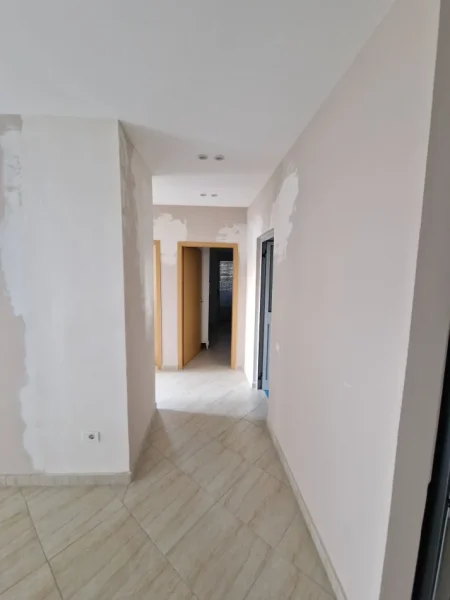 Durres, jepet me qera apartament 3+1+Aneks+Ballkon Kati 7, 100 m² 400 € (Stacioni i Trenit)