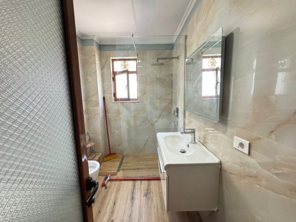 Tirane, jepet me qera shtepi 3+1 Kati 3, 114 m² 550 € (UNAZA RE ,ASTIR)	UNA47953