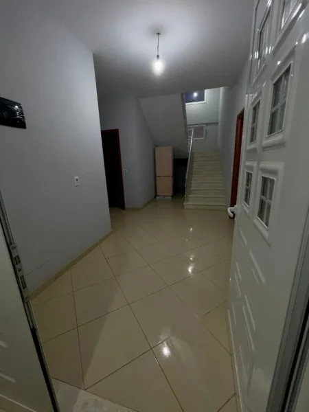 Tirane, jepet me qera apartament 2 Katshe Kati 1, 358 m² 2.500 € (Lunder)