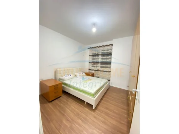 Tirane, jepet me qera apartament 1+1+Ballkon Kati 1, 85 m² 400 € (Sauk)