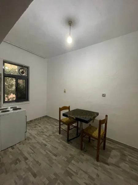 Tirane, jepet me qera apartament 1+1 Kati 1, 65 m² 300 € (Don Bosco)