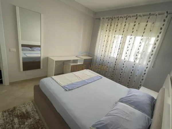Tirane, jepet me qera apartament 2+1+Ballkon Kati 2, 86 m² 700 € (Rruga Bill KLINTON)