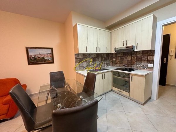 Tirane, jepet me qera apartament 2+1 Kati 3, 80 m² 550 € (2+1)