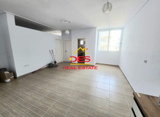 Vlore, jepet me qera apartament 2+1+Ballkon Kati 9, 90 m² 250 € (Rruga Gjergj Kastrioti)