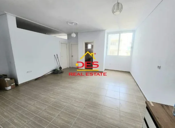 Vlore, jepet me qera apartament 2+1+Ballkon Kati 9, 90 m² 250 € (Rruga Gjergj Kastrioti)