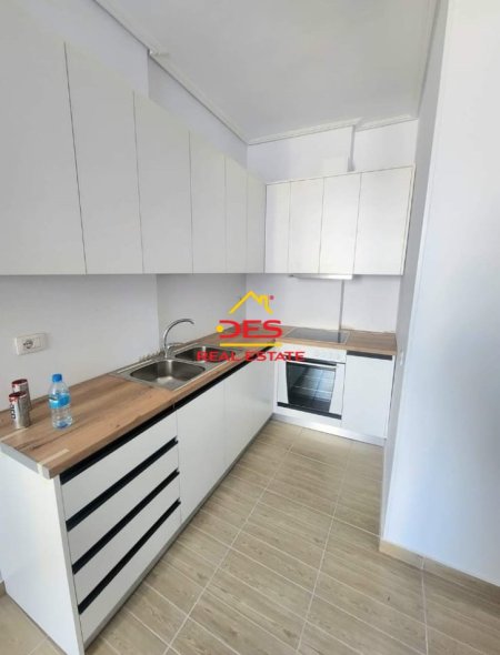 Vlore, jepet me qera apartament 2+1+Ballkon Kati 9, 90 m² 250 € (Rruga Gjergj Kastrioti)